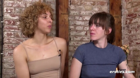 Deutsche Amateur-Girls wollen doch nur Spaß haben - Big tits brunettes make love