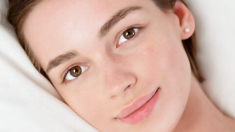 Teen beauty Amy Moloko strips off her shirt and poses butt naked on the bed