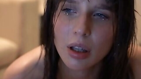 Skinny girl brings herself to orgasm with fingers